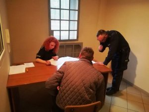 Policjanci w trakcie czynności z podejrzanym