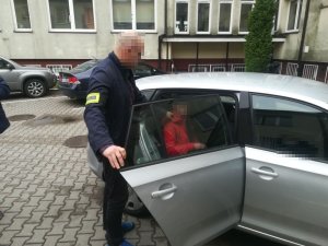 Policjant z osobą zatrzymaną