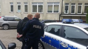 Policjant z osobą zatrzymaną