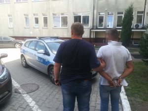 policjant z podejrzanym