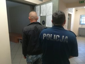 Policjant z zatrzymanym mężczyzną