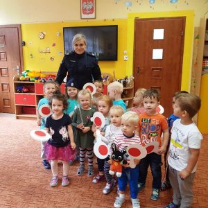 Policjanta z przedszkolakami