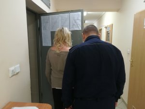 Zatrzymana kobieta z policjantem