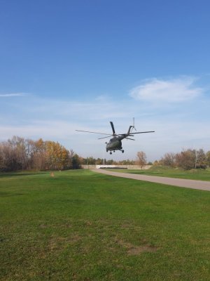 Policyjny śmigłowiec biorący udział w poszukiwaniach