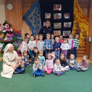 Policjanta na spotkaniu z przedszkolakami