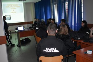 Uczniowie klasy o profilu policyjnym z wizytą w legionowskiej komendzie
