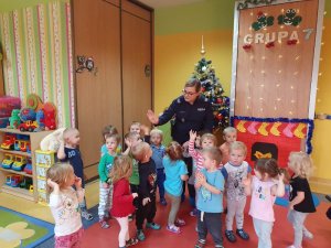 Policjantka z wizytą w żłobku