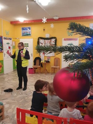 Policjantka z wizytą w żłobku