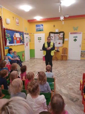 Policjantka z wizytą w żłobku