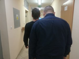 Podejrzany w pomieszczeniu dla osób zatrzymanych