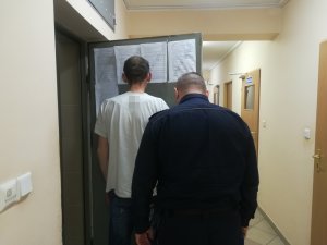 Podejrzany w pomieszczeniu dla osób zatrzymanych