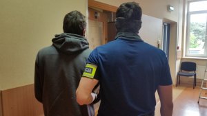 Zatrzymany mężczyzna z policjantem