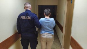 Poszukiwana 34-latka wraz z policjantem