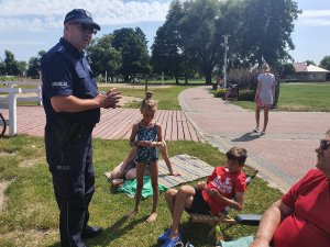Dzielnicowi z plażowiczami