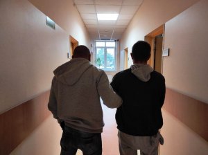 Zdjęcie przedstawia zatrzymanego 35-latka oraz policjanta w ubiorze cywilnym