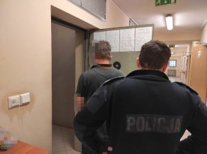 Zatrzymany 38-latek wraz z policjantem