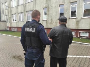 Poszukiwany 64-latek wraz z policjantem