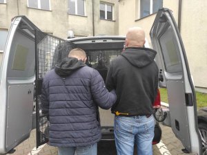 Poszukiwany 42-latek wraz z policjantem