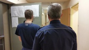 Zatrzymany mężczyzna z policjantem