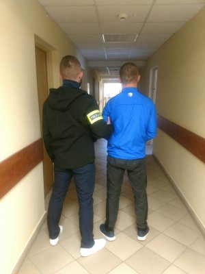 Zatrzymany sparwca włamania do salonu optycznego wraz z policjantem