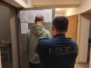 Zatrzymany mężczyzna z policjantem