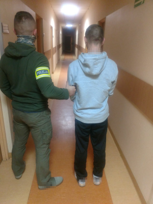 Zatrzymany mężczyzna z policjantem