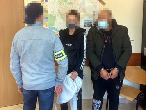 Policjant z zatrzymanymi