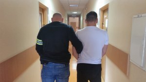 Zatrzymany mężczyzna z policjantem