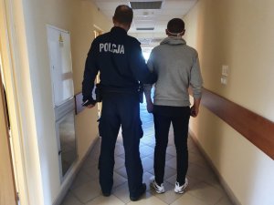 Policjant z zatrzymanym mężczyzną