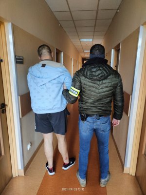 Zatrzymany mężczyzna wraz z policjantem