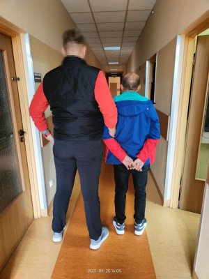 Zatrzymany mężczyzna wraz z policjantem