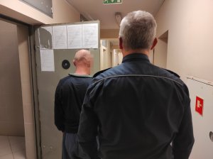 Policjant wraz z zatrzymanym 38-latkiem