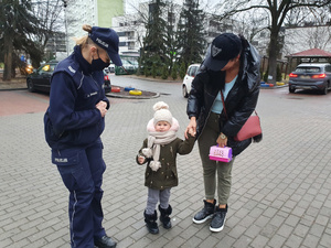 Dzielnicowa st. sierż. Anna Twaróg podczas spotkania z przedszkolakami