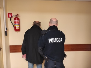 Policjant z zatrzymanym mężczyną