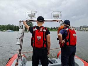 Policjanci i strażacy dbają o bezpieczeństwo osób wypoczywających nad wodą