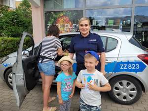 Policjantka na pikniku rodzinnym "Bezpieczne wakacje"