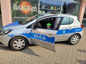Policjantka na pikniku rodzinnym "Bezpieczne wakacje"