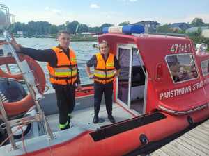Policjanci i strażacy dbają o bezpieczeństwo osób wypoczywających nad wodą