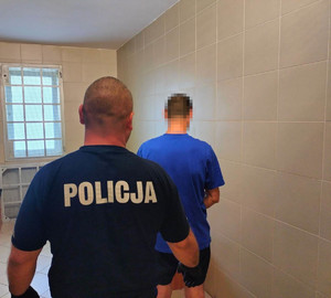 Zatrzymany mężczyzna wraz z policjantem