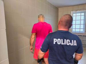 Zatrzymany mężczyzna wraz z policjantem