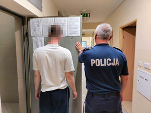 Zatrzymany mężczyzna i policjant