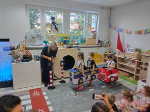 Policjantka i strażniczka miejska z wizytą w żłobku