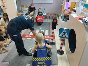 Policjantka i strażniczka miejska z wizytą w żłobku