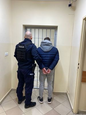 Jeden z zatrzymanych mężczyzn oraz policjant
