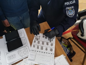 „Spełniając marzenia możesz być kim tylko zechcesz”. Festyn szkolny z udziałem legionowskich policjantów