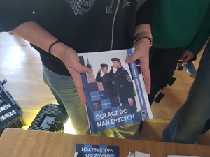 „Spełniając marzenia możesz być kim tylko zechcesz”. Festyn szkolny z udziałem legionowskich policjantów