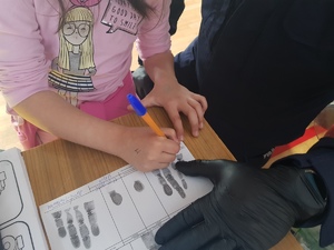 „Spełniając marzenia możesz być kim tylko zechcesz”. Festyn szkolny z udziałem legionowskich policjantów