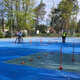 Pod czujnym okiem policjantów zdawali praktyczny egzamin na kartę rowerową