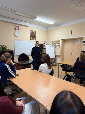 Komendant Powiatowy Policji wraz z policjantką - absolwentką Liceum o profilu mundurowym