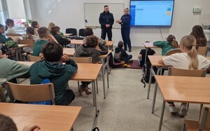 policjanci na spotkaniu w szkole